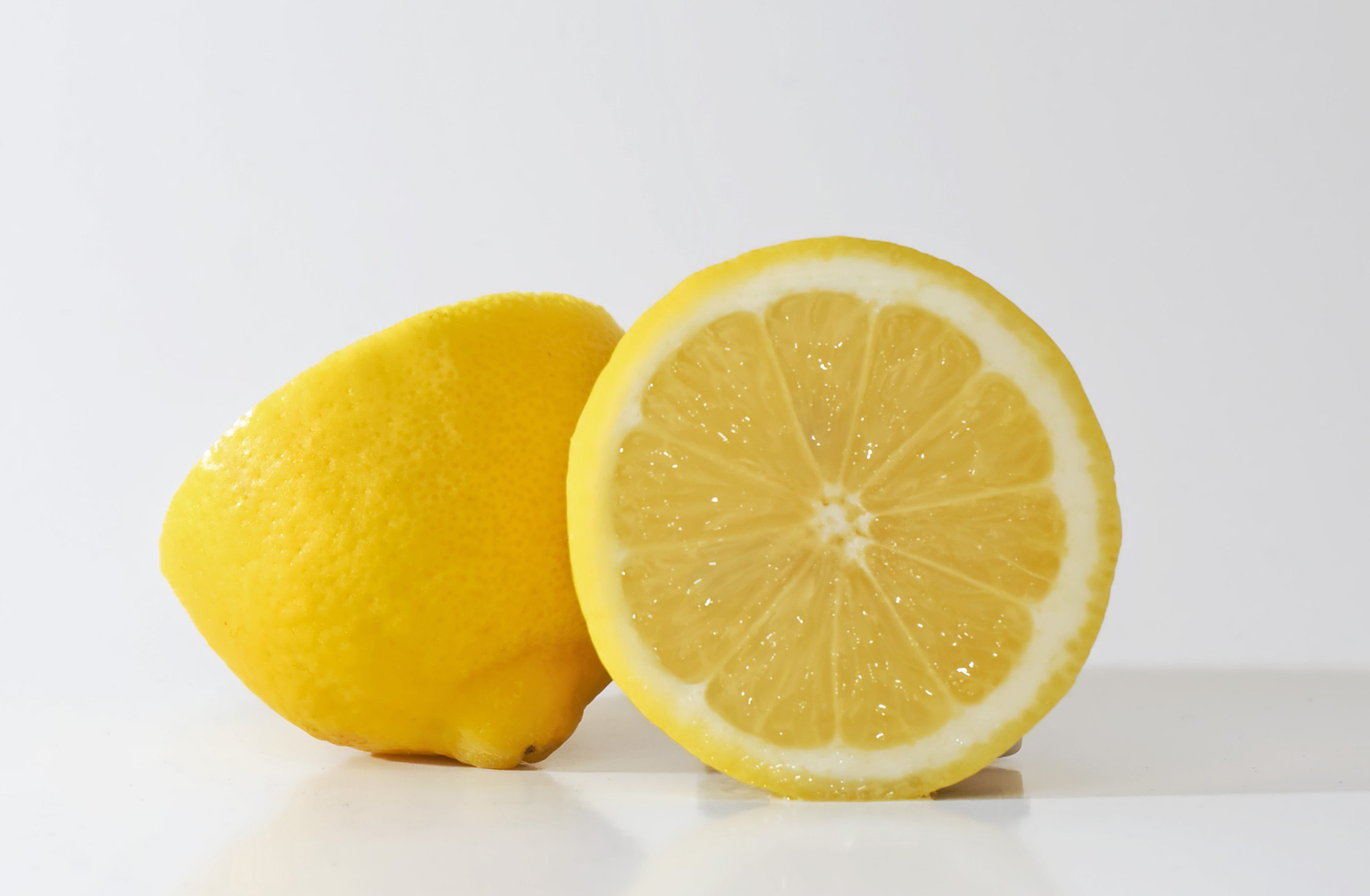Лемон. Лимонад мандарин юдзу. Лимон. Лимон в разрезе. Разрезанный лимон.